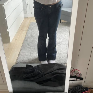 Helt nya true religion jeans 🥰 - Jag säljer nu mina nästan helt nya true religion jeans då jag inte får användning för dem längre💞helt nya, endast provade🥰