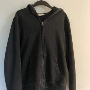 Svart/grå zip hoodie från HM. Storlek 158/164 - - Myclet bra skick - Knappt använd - Storlek 158/164