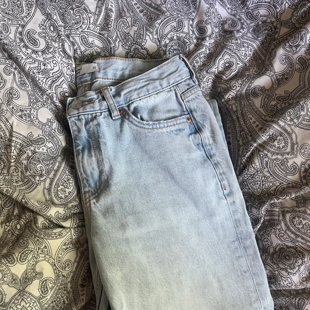 ljusblåa jeans från gina tricot i modellen ”low straight jeans”. Säljer då jag har två par. I fint skick💞. Jeans & Byxor.
