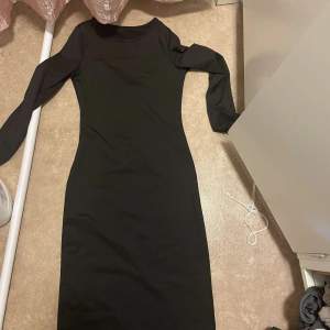 Säljer denna svarta tajta klänning i storlek Xs💞