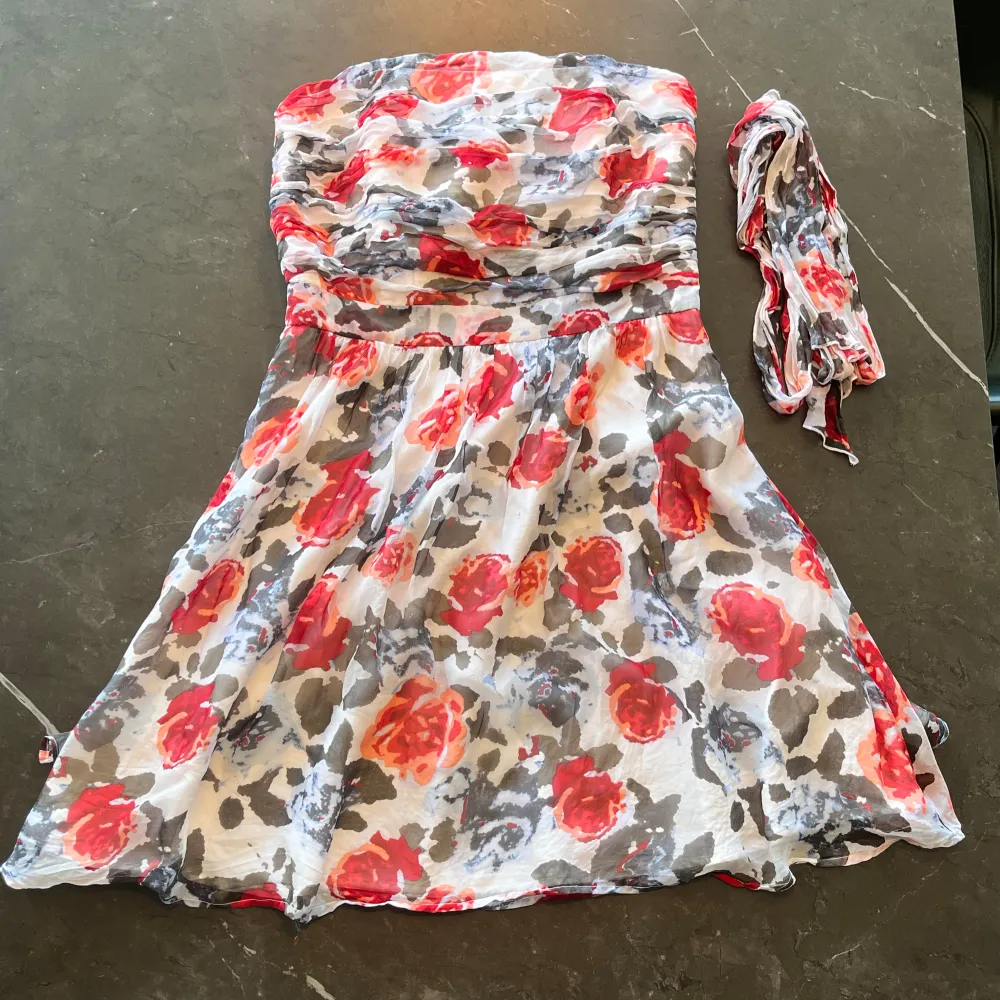 Assnygg klänning från Stockh lm Studio! | Modellen heter Rose dress | Endast använd ett par gånger så i nyskick | Insydd från storlek 44 till 40 | Köptes för 900kr | Finns matchande band till | 100% Siden | 🤝🤝🤝. Klänningar.