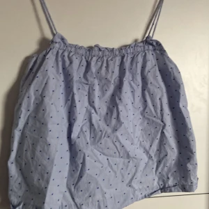 Ljus blå topp - En fin ljus blå topp från H&m, i bra skick. Storlek 34/XS.