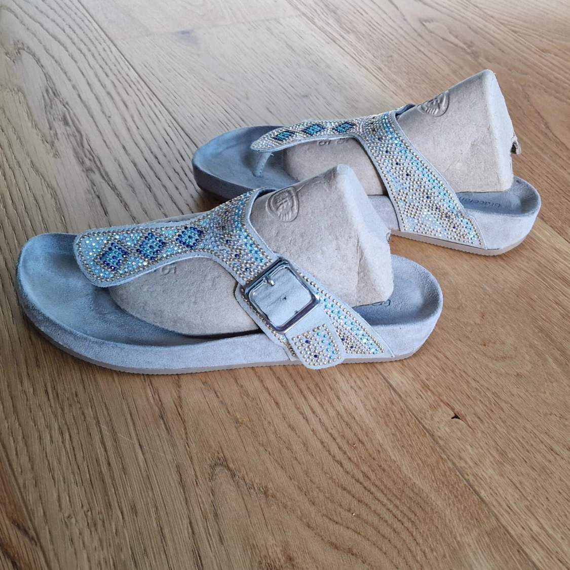 Tåsandaler med pärlor - 91