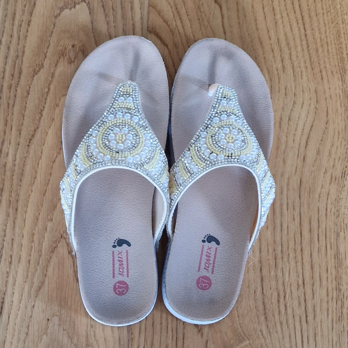 Tåsandaler med pärlor - 90