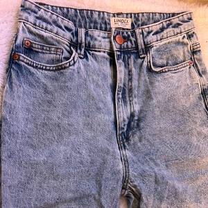 Jeans - Ur snygga jeans från lindex som tyvärr blivit för små. (Nypris 399kr)