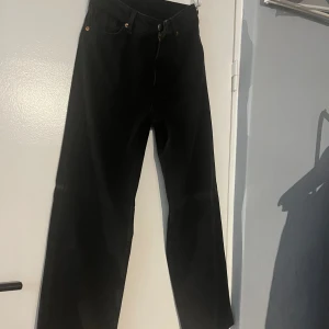 Straight fit jeans - Inte min stil längre, knappt använda. 