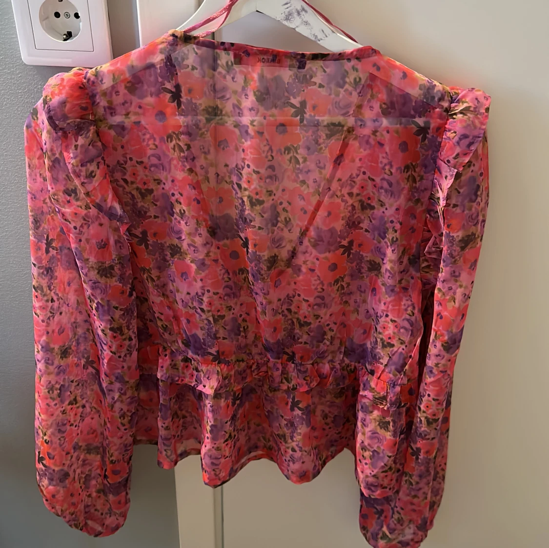 blommig blus från bikbok - 91