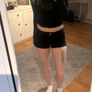 Jeansshorts  - Säljer dessa svarta jeansshorts från Gina eftersom jag har för många. Storlek XS men passar även S då de är stretchiga. Bara använd ett fåtal gånger. Perfekt skick. Pris går alltid att diskuteras.💕