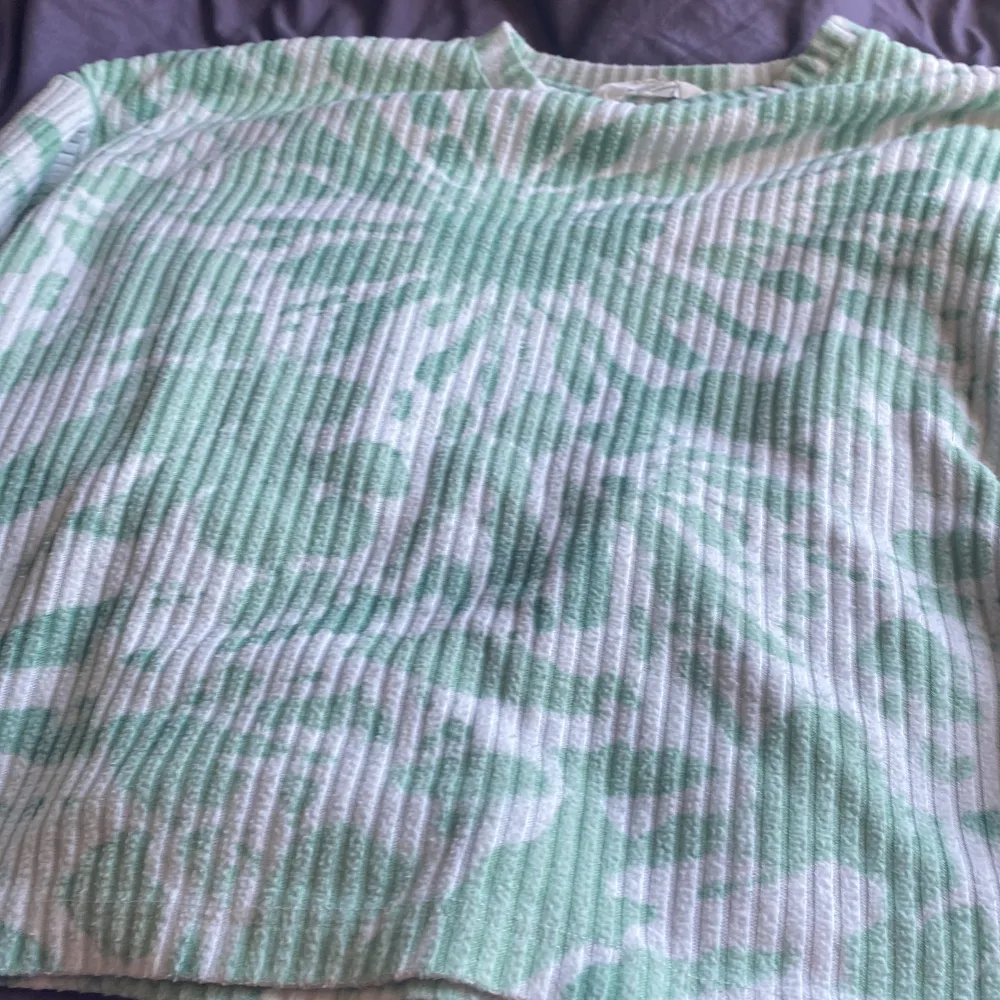 En tröja men grön vitt mönster , randigt tyg , storlek 170 (barn)  . Blusar.
