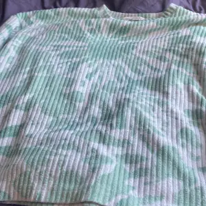 En tröja men grön vitt mönster , randigt tyg , storlek 170 (barn)  