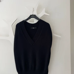 Svart väst  - Säljer den här svarta västen i ett mjukt material. 