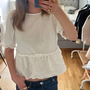 Blus - Så fin blus nu till sommaren! Storlek 40 men sitter mer som en S/M💛