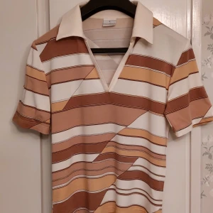 Sommartopp - Fin och tunn topp. Skön för kroppen i sommar. Ganska liten för storleken. Bra skick. 