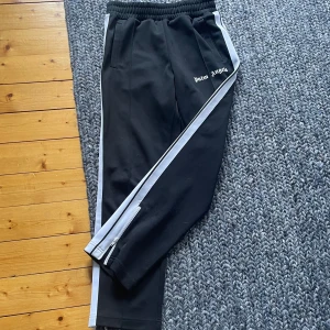 Palm angels byxor - Jätte snygga Palm angels byxor💫Skick 9/10 använda men inga defekter. Storlek M, 2000kr vill jag ha för dom👏