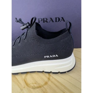 Prada trainers - Hej säljer dessa Prada skor, knappt använda kommer med äkthetsbevis, storlek 40 passar en 41.  Pris 4500 