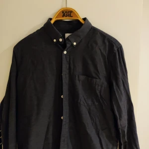 NN07 skjorta sixten M - Gråsvart casual skjorta från NN07. Storlek M. Passar till kontorsjobb och afterwork. 