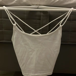 Linne - Oanvänt linne med krys i ryggen, storlek XS