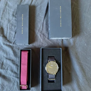 Daniel Wellington klocka - Använd ett fåtal gånger, i princip nyskick förutom en minimal repa om man anstränger sig. Nypris ca 1799kr, extra oanvänt band i vinrött medföljer. 