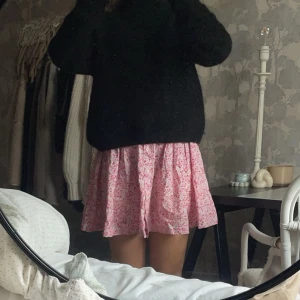 Somrig kjol - Sååå somrig & söt kjol!🌸 Osäker varifrån den är köpt men har iallafall inte används än. Väldig bra kvalite & super gullig inför sommaren. 