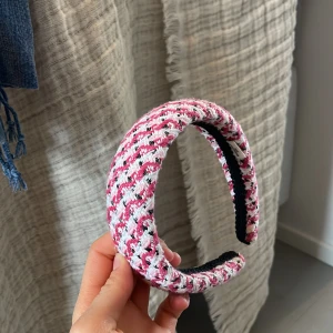 Diadem ifrån BECKSÖDERGAARD - Diadem ifrån BECK SÖDERGAARD. Super fint och som nytt. Finns inte längre kvar i deras sortiment.