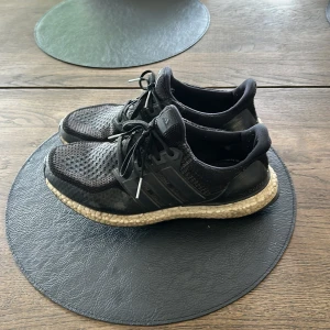 Adidas ultra boost - Säljer nu mina löpar skor pga att de är för små. Skicka 8/10. Köpta för 2299kr på xxl. Vid frågor och funderingar, skriv till mig😊