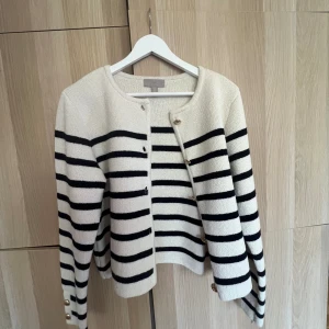 Hm kofta - säljer nu min fina stickade tröja som inte kommer t användning lömgre, fint skick, köpt för 600 säljer för 420 ❤️ storlek m men passar s