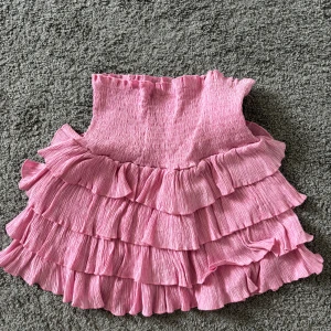 Kjol som går att ha som topp - Volang kjol som även går att ha som topp. Bra skick 