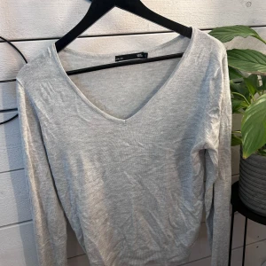 Finstickad tröja  - Inte använd så mycket. Lite stor i storleken. Passar S
