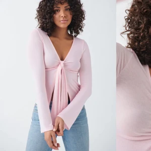 Trendig Gina topp! - Säljer denna trendiga topp med knytning från Gina Tricot, väldigt bra skicka! Säljer endast de den är lite för liten för mig! Inga defekter! Skriv om ni undrar något!💗