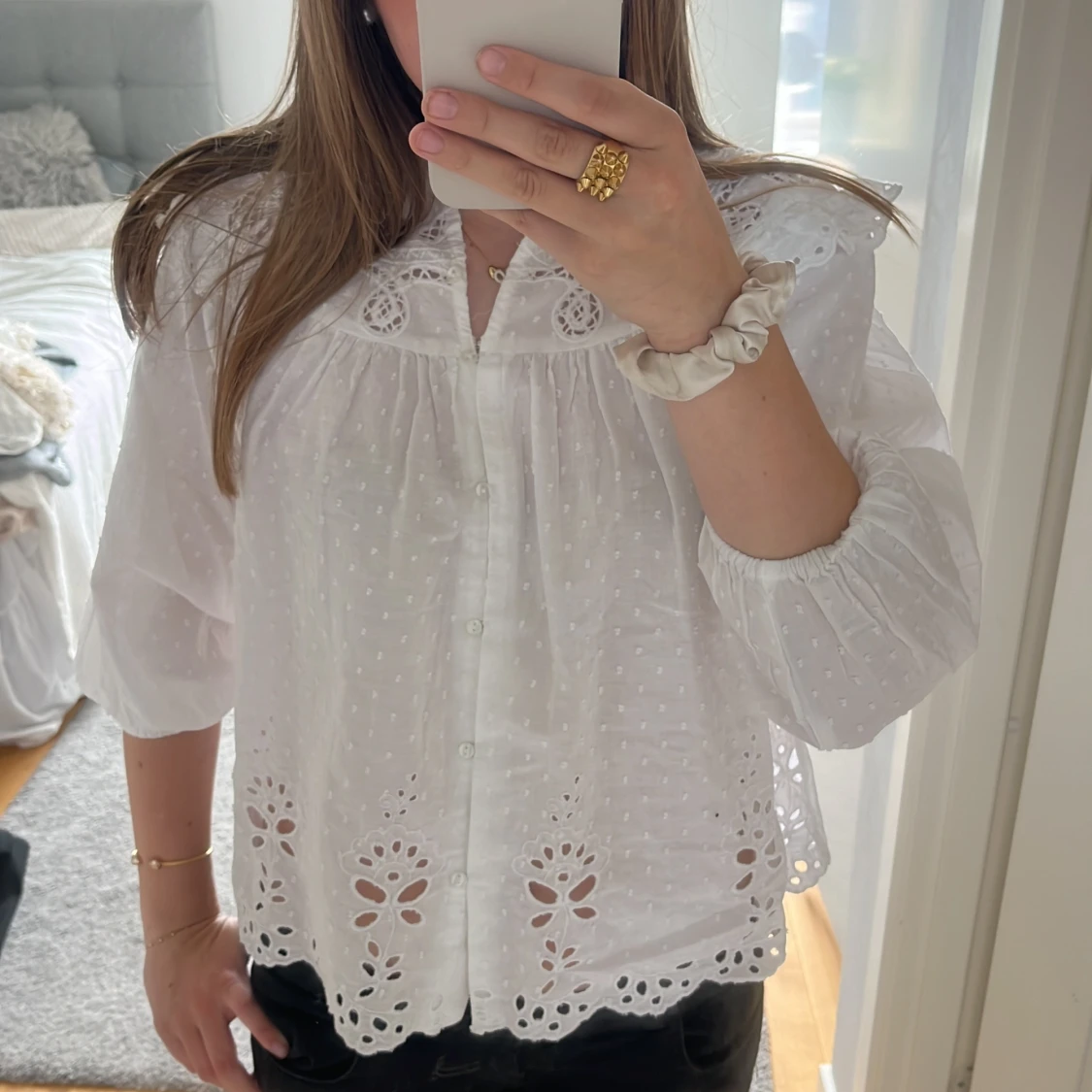 Vit blus med broderier