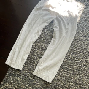 Linne byxor - Super bra och enkla linne byxor från zara som är perfekta för sommaren. Skriv för mer info och priset kan diskuteras.