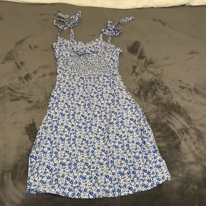 Blommig klänning  - Söt klänning jag aldrig använder 
