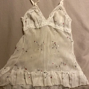 Blommigt linne - Handgjort blommigt linne, jättesöt aldrig använd. Passar som xs/s. Har inte hittat något tillfälle för användning💘