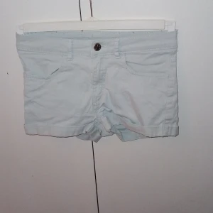 Ljusblåa Shorts - Väldigt ljusblåa shorts från H&M  Katt finns i hemmet