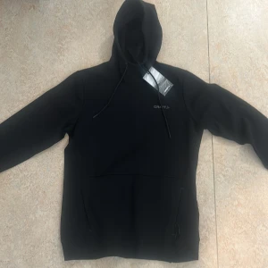 Långärmad träningströja från CRAFT  - Storlek M! Långärmad svart träningströja från craft. Väldigt fräscht skick med etiketten på. Kap! 