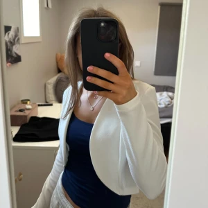 Kofta - Sååå fin kofta som enbart använts nån enstaka gång. ⭐️Perfekt att ha över en klänning eller linne för att se lite finare ut.💕