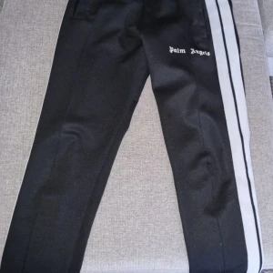 Palm Angels  - Säljer dessa fina byxor från Palm Angels i storlek S. Har inte använt mycket men är i bra skick, Dom är äkta. 