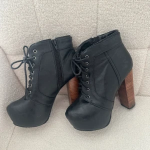 Klackar - Klackar från tiamo i bra skick, lite avskavt framtill (se bild). 