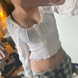 Super gullig tröja från H&M! - Jätte gullig vit tröja ifrån H&M i storlek S!☺️ Aldrig använd!