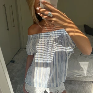 Off shoulder blus - Säljer denna randiga somriga off-shoulder topp. Har du någon fråga är det bara att höra av dig🫶🏻
