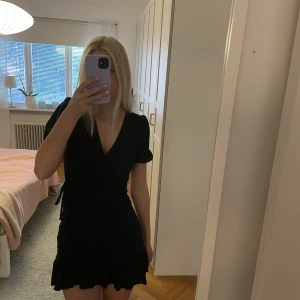 Supersöt svart klänning☺️ - Svart klänning som jag aldrig använt! Passar perfekt till sommaren och den sitter helt perfekt👌🏼😇pris går att diskutera