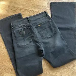 Såå fina grå svarta Lois jeans i stl w28 L32✨ aldrig använda! Nypris 1500kr 