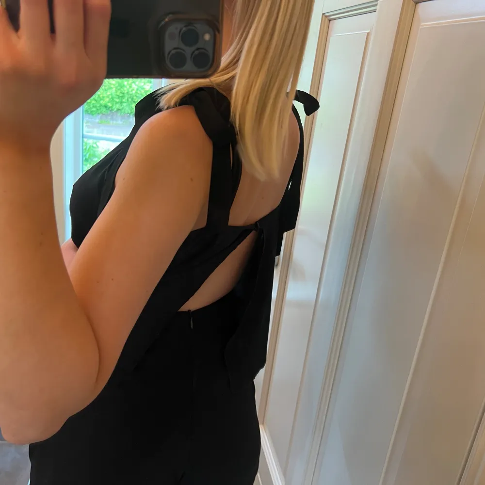 Fin jumpsuit med detalj på axlarna och öppen i ryggen🖤. Mekot.