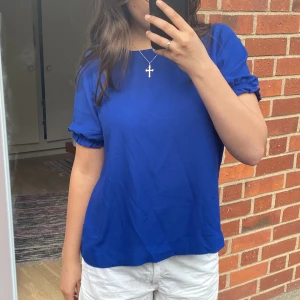 Kobolt blå blus💙🩵💙 - Säljer denna jättefina blus från bondelid då den inte kommer till användning 💙💙
