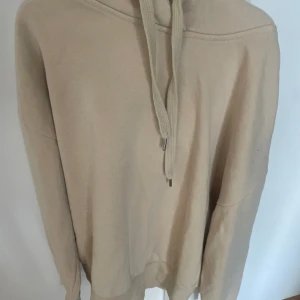 Beige hoodie från new Yorker  - Beige hoodie ifrån New Yorker i storlek Xs och den är i bra skick och har andvänts fåtal gånger och säljer den för 20kr💕det står även märket på luvan som man inte ser på bilden