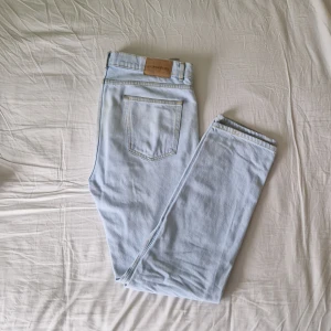 J.LINDEBERG Jeans - Ljusblåa J.LINDEBERG jeans som är perfekta inför varmare väder🌤 byxorna är regular straight fit vilket passar till de flesta. Hör av er för pris förslag samt ytterligare information. Lägre pris vid snabb affär. Missa inte chansen!