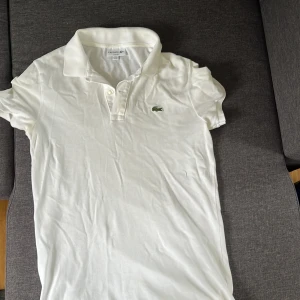 Lacoste piké - Väl använd men i bra skick. Storlek medium slim fit.