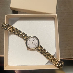 Mockberg klocka  - Klocka från mockberg köpt för 1899kr för ca 1,5månader sedan. Använd väldigt sparsamt, klockan är i gott skick. Den behöver ett batteri för att ticka dock, något jag inte brytt mej om eftersom jag bara haft den som dekoration. Går att anpassa storlek