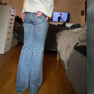lågmidjade jeans  - super fina lågmidjade jeans som tyvärr är för små för mig!!  Midjan är 34,5cm och innerbenslägden är 77cm