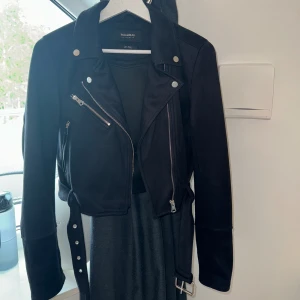 Jacka från pull & bear  - Denna jackan är köpt på pull & bear och den är i storlek M. Använt den ett få tal gånger och därav är den i god skick. Frakt får man betala på egen hand.